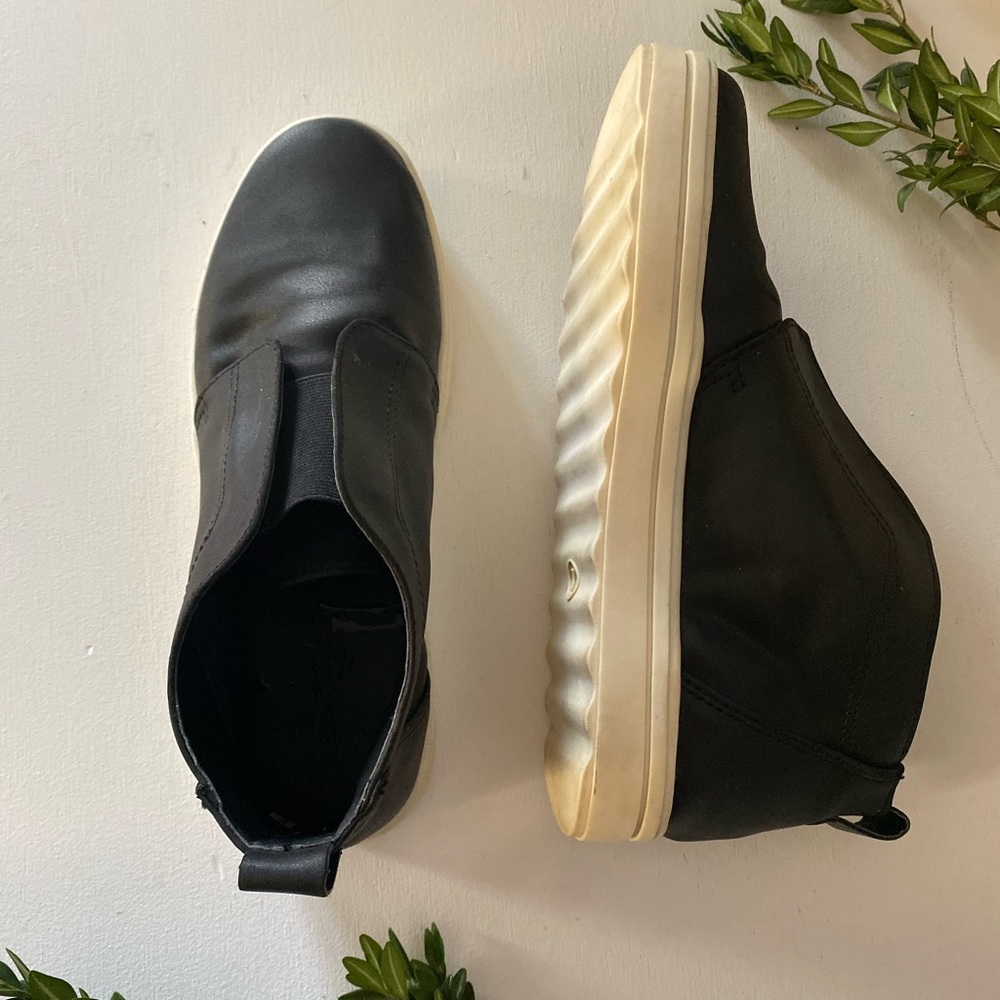 Women’s size 7 shoe